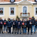 Prezydent Tadeusz Truskolaski, Wojewoda Podlaski Jacek Brzozowski oraz inni wolontariusze pozują do pamiątkowego zdjęcia