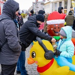 Dwóch mężczyzn wkłada pieniądze do puszki WOŚP