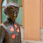 Zbliżenie na oklejony serduszkami WOŚP Pomnik młodego Ludwika Zamenhofa 