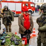 Kobieta podczas rozmów z mundurowymi 