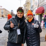 Kolorek w roli wolontariusza pozuje do pamiątkowego zdjęcia z uśmiechniętą kobietą