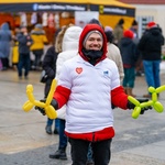 Mężczyzna trzyma w dłoniach kolorowe pieski zrobione z balonów