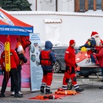 Pracownicy WOPR, w tle: osoba przebrana w strój Mikołaja 