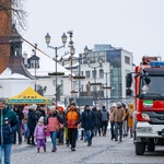 Pojazd strażacki, obok mieszkańcy Białegostoku 
