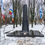 Pomnik Bohaterów Getta - dookoła leży śnieg 