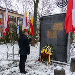 Zastępca prezydenta Rafał Rudnicki oddaje hołd pod pomnikiem
