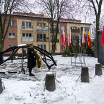 Pomnik Wielkiej Synagogi, dookoła leży śnieg oraz rosną drzewa 