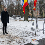 Zastępca prezydenta Rafał Rudnicki oddaje hołd pod pomnikiem 