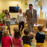 Zastępca prezydenta Tomasz Klim macha dłonią do dzieci 