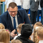 Zastępca prezydenta Tomasz Klim podaje mikrofon przedszkolakowi