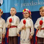 Dzieci ubrane w ludowe stroje 