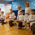 Dzieci podczas tańca ubrane są w ludowe stroje 