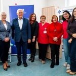 Siedmioro uczestników konferencji prasowej pozuje do wspólnego zdjęcia.
