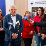 Prezydent Tadeusz Truskolaski udziela wywiadu stojąc przed mikrofonami, w tle stoją inni uczestnicy