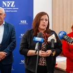 Kobieta mówi do mikrofonów podczas konferencji prasowej