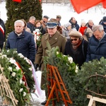 Cztery osoby oddają hołd pod Pomnikiem w Hołdzie Sybirakom 