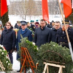 Zastępcy prezydenta Rafał Rudnicki oraz Tomasz Klim oddają hołd pod pomnikiem 