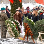 Goście wydarzenia oddają hołd pod pomnikiem 
