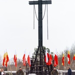 Pomnik w Hołdzie Ofiarom Sybiraków. Przy pomniku leżą wieńce z kwiatów oraz znicze 