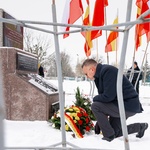 Zastępca prezydenta Rafał Rudnicki kładzie pod pomnikiem wieniec z kwiatów