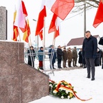 Zastępca prezydenta Rafał Rudnicki pochyla głowę oddając hołd ofiarom wywiezionym na Syberię oraz do Kazachstanu 