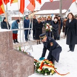 Przewodnicząca Rady Miasta Katarzyna Jamróz w asyście strażnika miejskiego oddaje hołd pod pomnikiem ofiar wywiezionych na Syberię oraz do Kazachstanu 