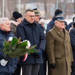 Zastępca prezydenta Rafał Rudnicki oraz inni uczestnicy wydarzenia stoją przed Pomnikiem Matki Sybiraczki 