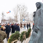Pomnik Matki Sybiraczki, w tle: zastępca prezydenta Rafał Rudnicki oraz Dyrektor Muzeum Pamięci Sybiru Wojciech Śleszyński oddający hołd