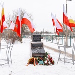 Kwiaty oraz znicze leżą przy Pomniku Ofiar wywiezionych na Syberię oraz do Kazachstanu. Obok pomnika powiewają flagi