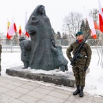 Warta honorowa stoi przy Pomniku Matki Sybiraczki 