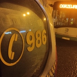 Numer alarmowy 986 znajdujący się na szybie auta 
