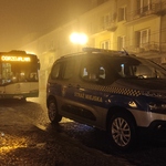 Auto Straży Miejskiej stoi przed autobusem Białostockiej Komunikacji Miejskiej, gdzie jest ogrzewalnia 