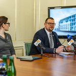 Zastępca prezydenta Tomasz Klim przemawia podczas konferencji prasowej 