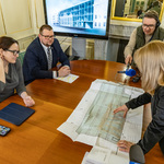 Uczestnicy konferencji prasowej oglądają plan budowy 