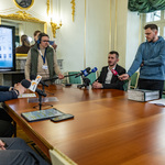 Uczestnicy konferencji prasowej odpowiadają na pytania dziennikarzy 