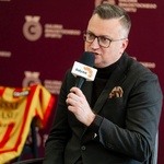 Zastępca prezydenta Rafał Rudnicki mówi do mikrofonu.
