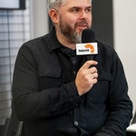Kierownik Galerii Białostockiego Sportu Marcin Koziński mówi do mikrofonu podczas konferencji prasowej.