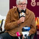 Dyrektor Muzeum Wojska w Białymstoku Robert Sadowski mówi do mikrofonu podczas konferencji prasowej.