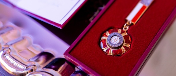 Medal w bordowym pudełku