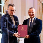 Zastępca prezydenta Rafał Rudnicki wręcza list gratulacyjny 