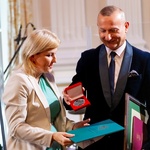 Mężczyzna przekazuje grawerton 