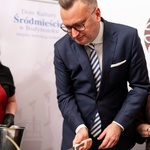 Zastępca prezydenta Rafał Rudnicki podczas krojenia tortu 