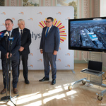 Mężczyzna zabiera głos podczas konferencji prasowej