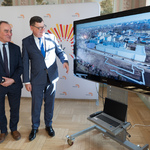 Uczestnicy konferencji prasowej oglądają projekt przyszłej budowy