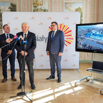 Prezydent Tadeusz Truskolaski zabiera głos podczas konferencji prasowej 