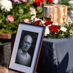 Czarno-biała fotografia Aleksandra Czuż oraz urna z jego prochami 