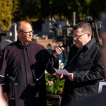 Zastępca prezydenta Marek Masalski przemawia podczas pogrzebu 