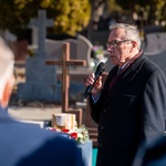 Mężczyzna zabiera głos podczas pogrzebu 