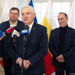 Prezydent Tadeusz Truskolaski zabiera głos podczas konferencji prasowej 