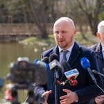 Marszałek Województwa Podlaskiego Łukasz Prokorym zabiera głos podczas wydarzenia 
